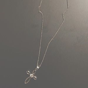 i’m selling a cross necklace